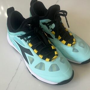 Almost new Diadora tennis shoes!